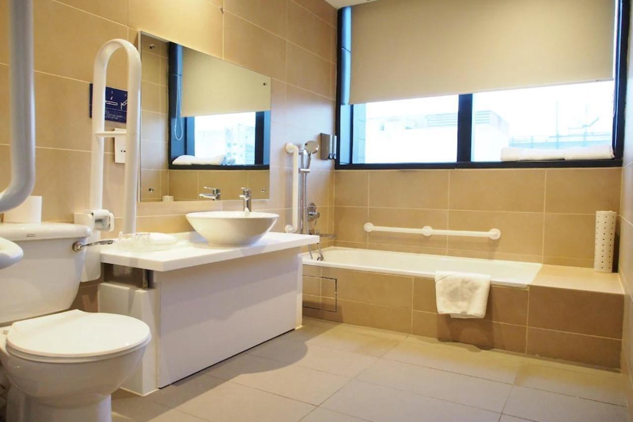 Platinum King Suite