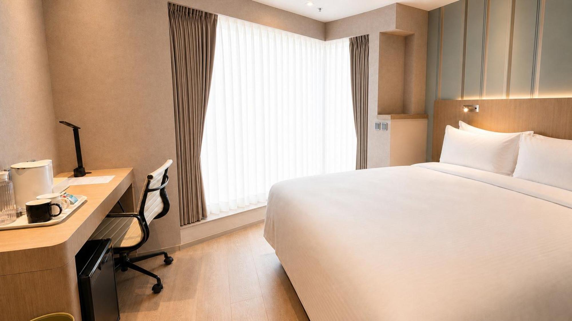 Standard Queen Room Accessible
