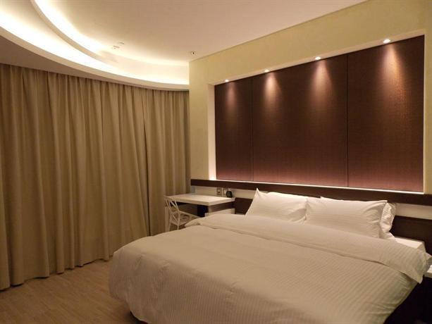 Platinum King Suite