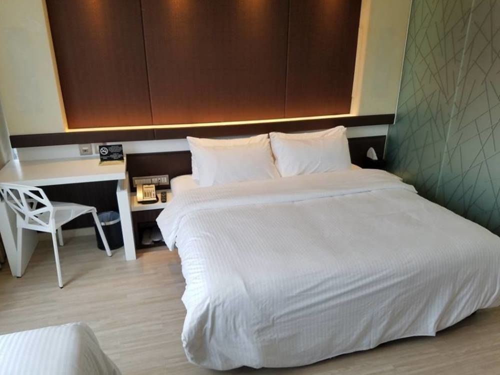 Platinum King Suite