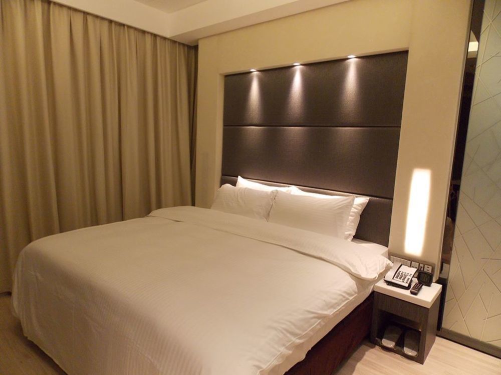 Platinum King Suite
